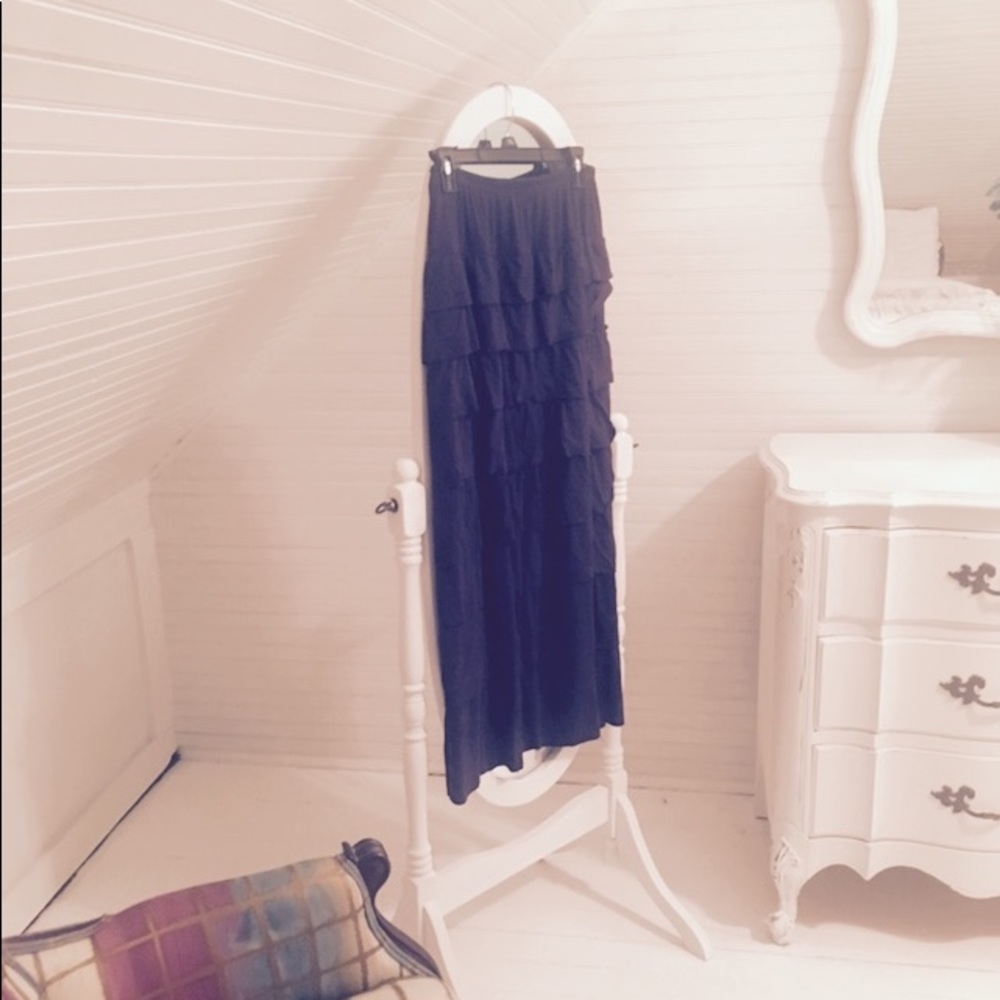 SOLD --- 🎉SALE🎉NUGGLES LAYERED SKIRT